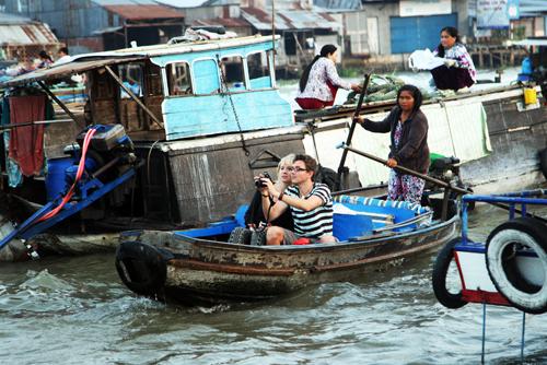 Chợ nổi cái Răng là địa chỉ du lịch hấp dẫn của khách du lịch trong và ngoài nước đến tham quan và mua sắm. Ảnh: vnexpress.net