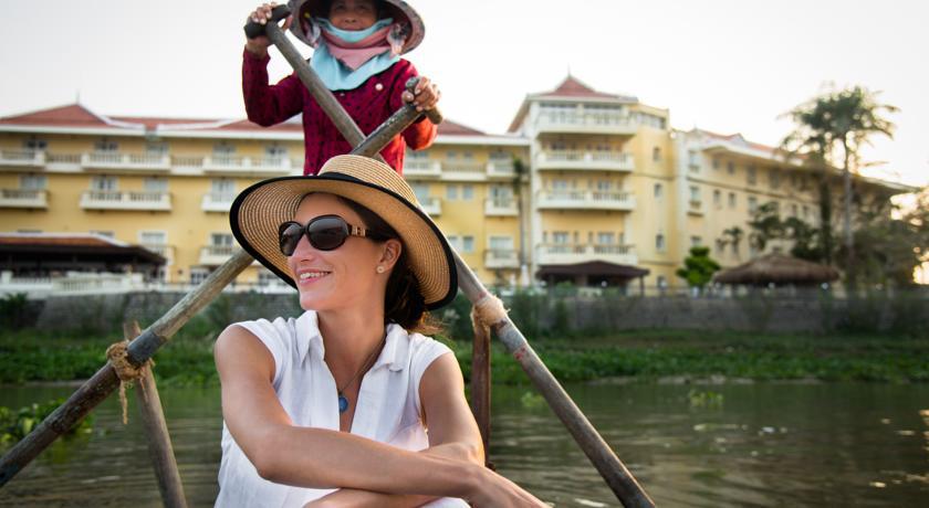 Ngồi thuyền khám phá vùng sông nước Châu Đốc. Ảnh: victoriahotels.asia