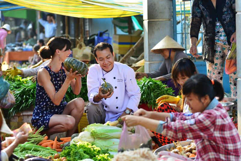 Du khách sẽ đến với chợ Châu Đốc để chọn nguyên liệu, trước khi đến với làng Chăm yên bình để tham gia lớp học nấu ăn. Ảnh: buffalotours.com