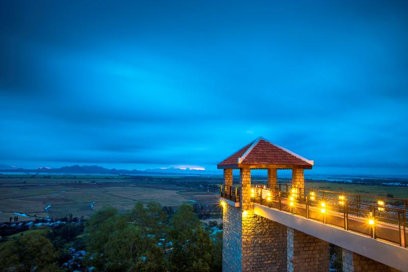 Không gian lãng mạn khi hoàng hôn buông xuống trên núi Sam nhìn từ Victoria Núi Sam Lodge. Ảnh: victoriahotels.asia