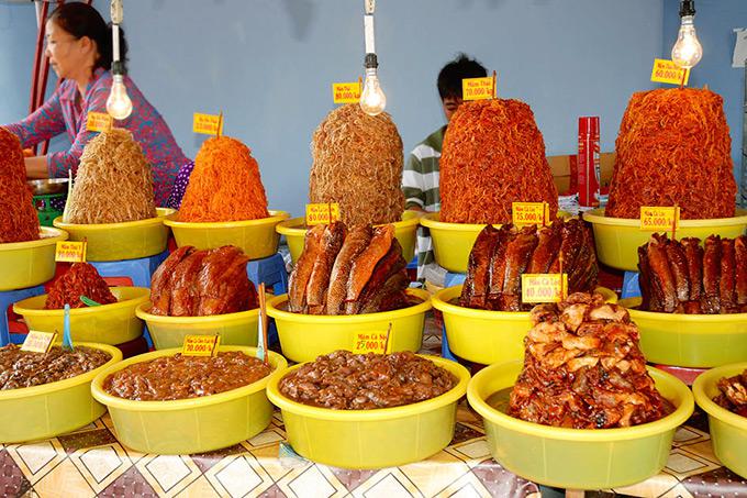Các loại mắm đa dạng được bán đầy chợ Châu Đốc, nơi bán rất sạch sẽ và thắp đèn cả ngày để xua đuổi ruồi nhặng. Ảnh: mientay.cungbandulich.info
