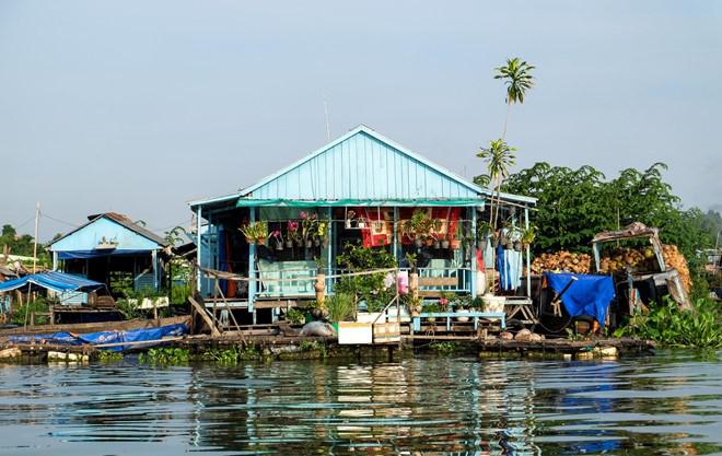 Nhà trên sông cũng giống như nhà trên cạn, có đầy đủ khu vực như sân nhà, hành lang, có nhà còn trang trí vườn kiểng phía trước. Nhà bè là tài sản lớn của người dân nơi đây. Phương tiện di chuyển chính là ghe thuyền.