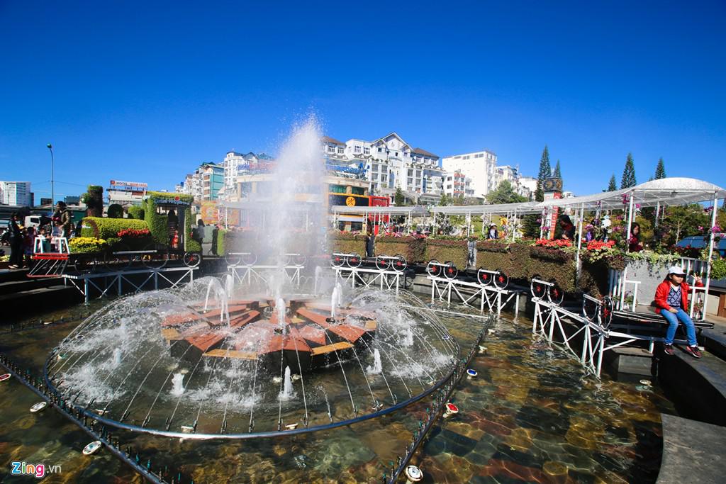 Tại khu vực đài phun nước trung tâm thành phố, mô hình đoàn tàu sắt răng cưa đặc biệt của Đà lạt xưa được tái hiện bằng hàng trăm chậu hoa.