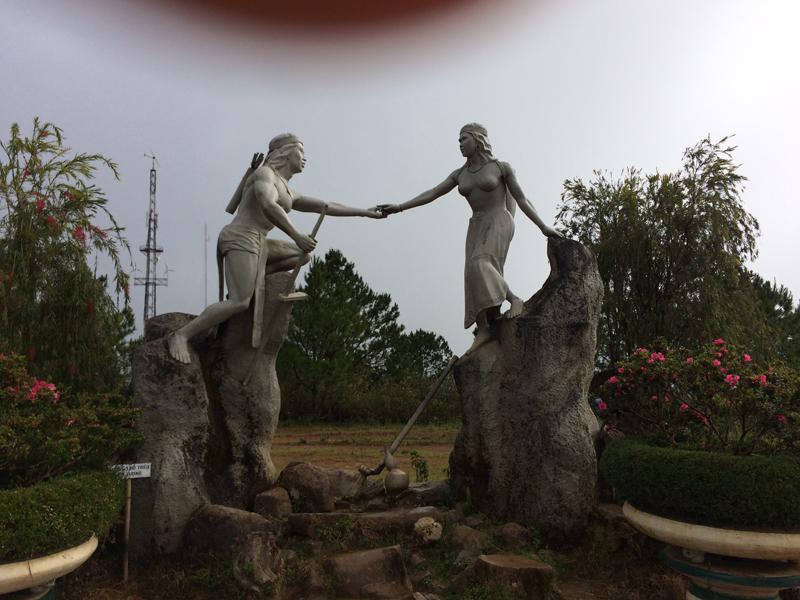 Tượng chàng Lang và nàng Biang trên đỉnh Lang Biang. 