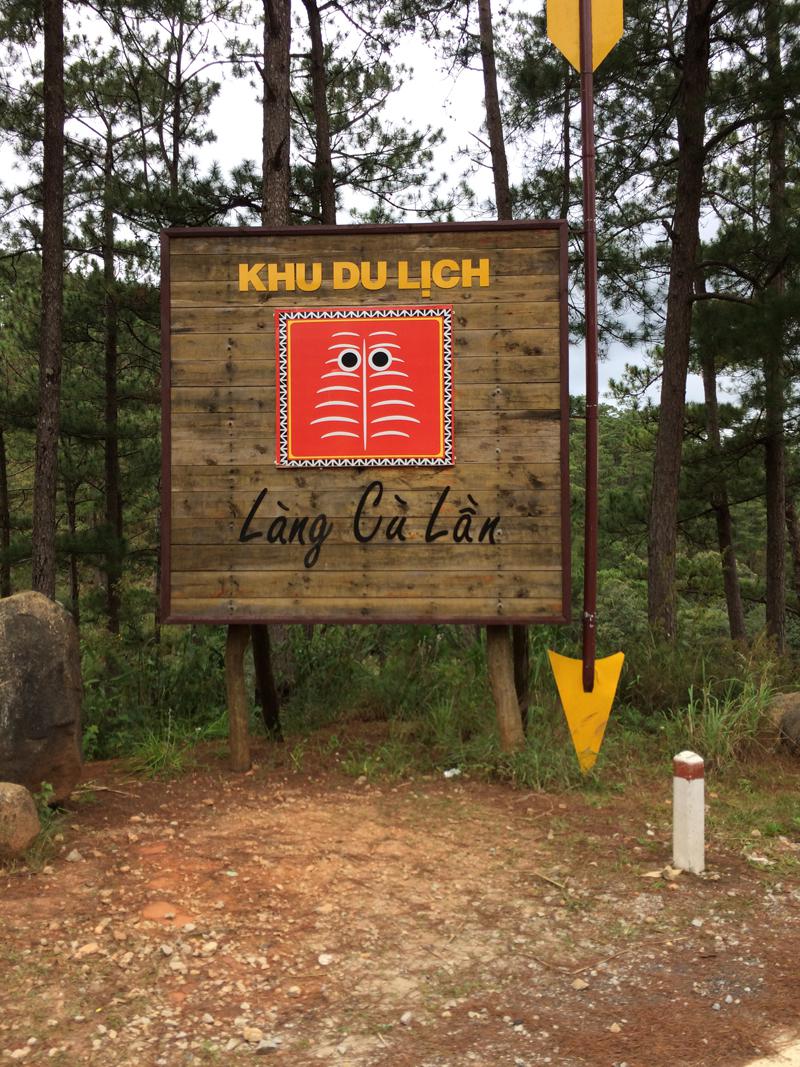 Làng Cù Lần hấp dẫn tôi ngay từ cái tên.
