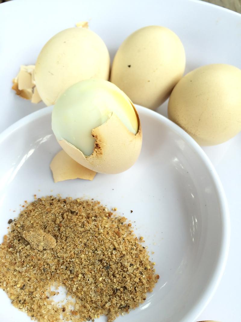Trứng gà rừng lai nướng.