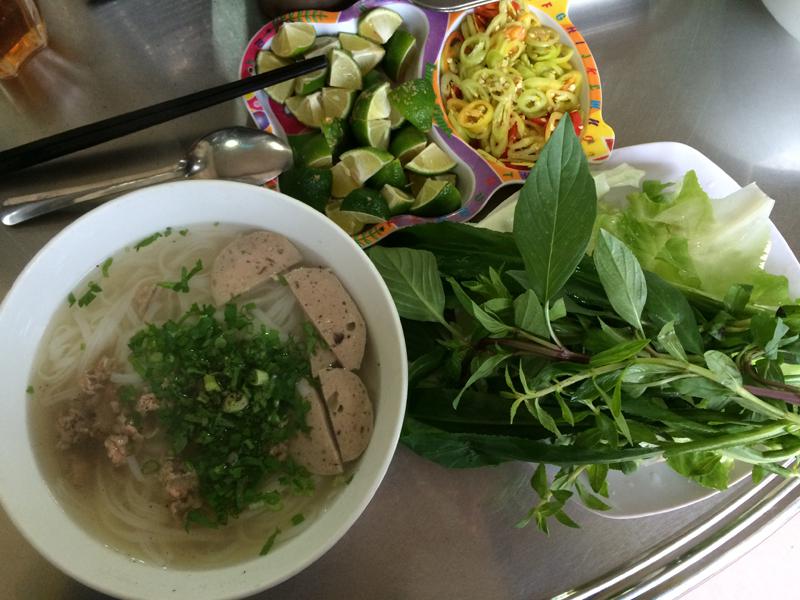 Bát phở nóng hổi ngon lành.
