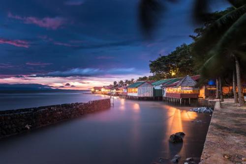 Kampot, Campuchia Với những con sông thơ mộng, non nước hữu tình cùng với trải nghiệm ngắm bình minh trên các vùng nông thôn, Kampot là một lựa chọn lý tưởng của các đôi. Đến đây, bạn có thể chìm đắm trong những chuyến khám phá chuỗi hang động huyền bí, thưởng thức món Saraman - cà ri thịt bò Campuchia hay mua tiêu về làm quà.