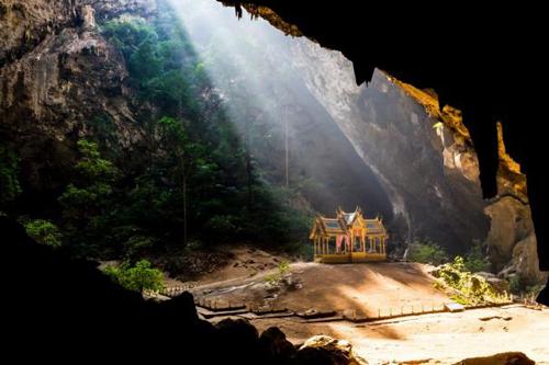 Vườn Quốc gia Khao Sam Roi Yot, Thái Lan Phuket và Bangkok được mệnh danh là “Vùng đất nụ cười”, và là điểm đến nổi tiếng trên thế giới. Hãy trải nghiệm góc khác của Thái Lan bằng cách đến thăm Vườn quốc gia Khao Sam Roi Yot. Tên này có nghĩa là “Ngọn núi có ba trăm đỉnh” với cảnh quan rất ấn tượng. Bên cạnh đó, bạn cũng đừng bỏ qua hang động Phraya Nakhon cũng như thưởng thức bữa tiệc ngoài trời tại nhà hàng Dolphin Inn trên biển Phu Noi.
