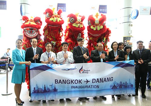 Lãnh đạo Sở Du lịch Đà Nẵng và đại diện phía Thái Lan tại lễ đón chuyến bay đầu tiên Đà Nẵng - Bangkok. Ảnh: Nguyễn Đông.