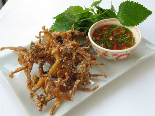 Bản thân thịt nhái đã thơm ngon như thịt gà đồng nên chẳng cần cầu kỳ trong chế biến hay tẩm ướp vẫn cho ra những món ngon xếp vào hàng đặc sản. Ảnh: Trần Ka