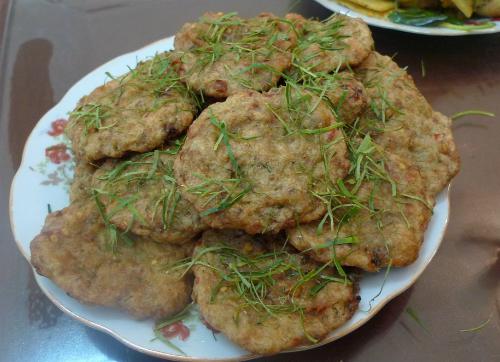 Ngoài nhái chiên giòn, cầu kỳ hơn, có thể bỏ ruột, băm cả xương lẫn thịt để làm món chả nhái. Những món ngon từ nhái ngoài dùng trong bữa ăn gia đình còn là đặc sản đãi khách quý đến chơi nhà của người Huế vào mùa mưa. Ảnh: Nguyễn Tiến Quang.