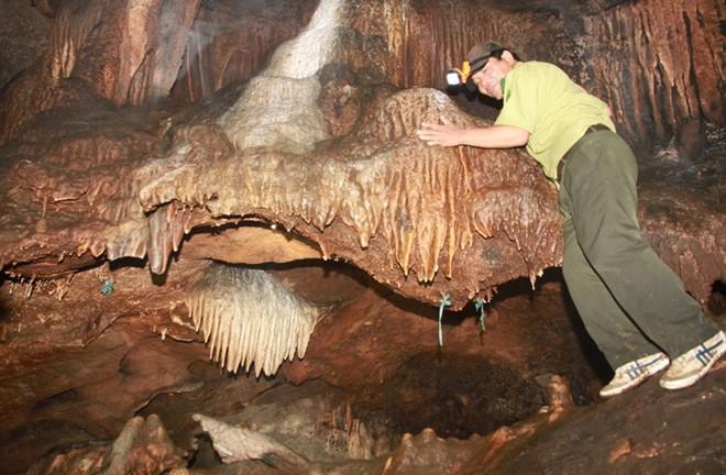 Những hình thù kỳ dị, nằm rải rác ở trần hang, nền hang. Ảnh: Hưng Thơ.