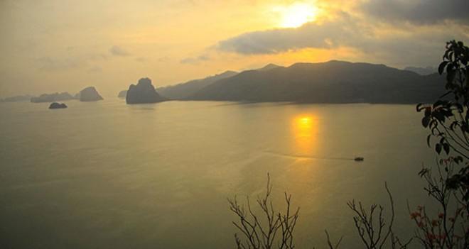 Bình minh nhìn từ đảo. Xa xa là cánh cung Thẻ Vàng. Ảnh: Lê Hồng Thái/Tuổi Trẻ.