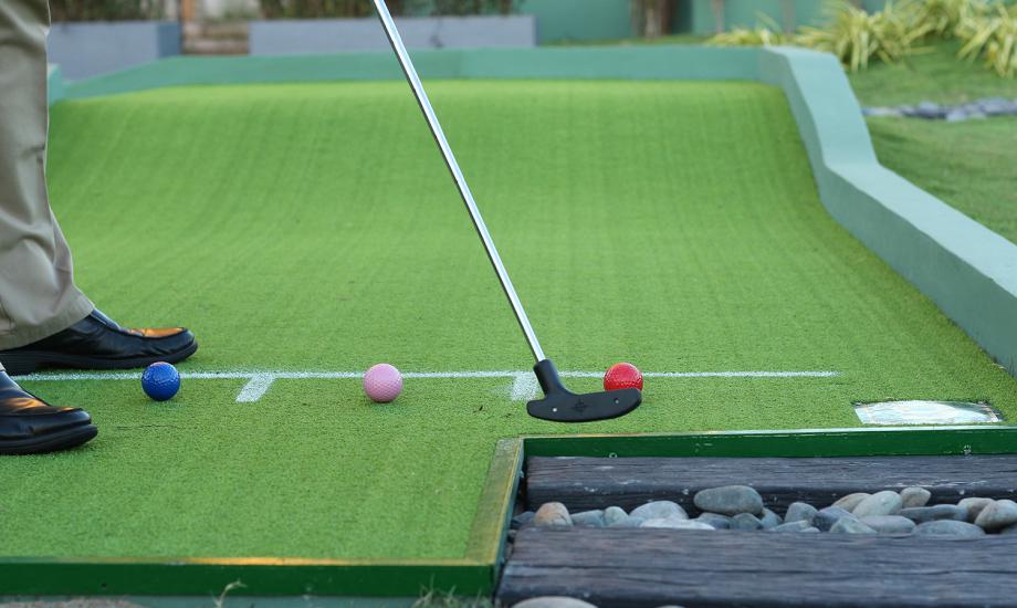 Du khách có thể chơi golf hoàn toàn miễn phí tại đây. Ảnh: DiLaDen.com