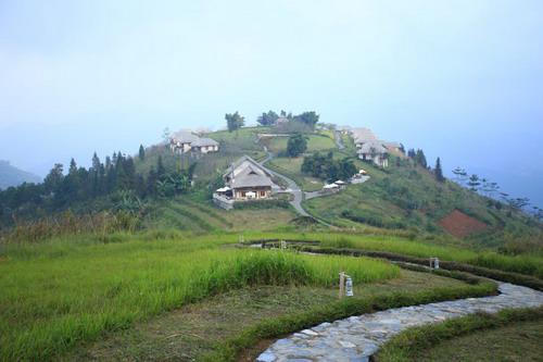 Khung cảnh Topas Ecolodge nhìn từ trên một quả đồi. Ảnh: Tùng Neo.