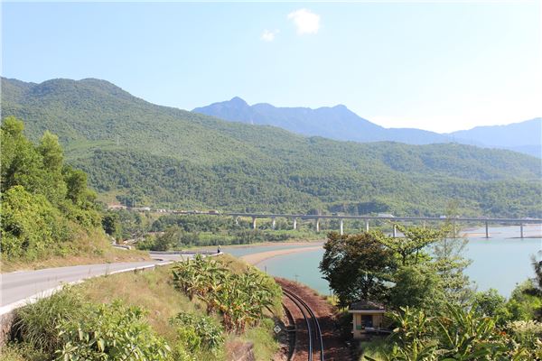 Biển Lăng Cô bình yên nhìn từ chân đèo phía Bắc. Ảnh: Vân Anh