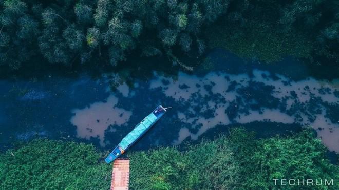 Làng nổi Tân Lập tọa lạc tại vùng Kiến Tường – Mộc Hóa. Để đến KDL này, bạn phải băng những khu rừng tràm xanh ngát. Ảnh: Techtum.