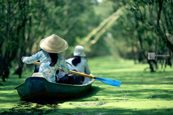 Lênh đênh trên thuyền giữa rừng tràm, bạn sẽ đuợc ngắm những hàng cây tuyệt đẹp, bông điên điển, nghe tiếng sóng vỗ, cá quẫy đuôi, chim hót... Cảm giác như đang lạc vào khu rừng cổ tích đầy bí ẩn và huyền hoặc. Ảnh: Khoa Nguyên.
