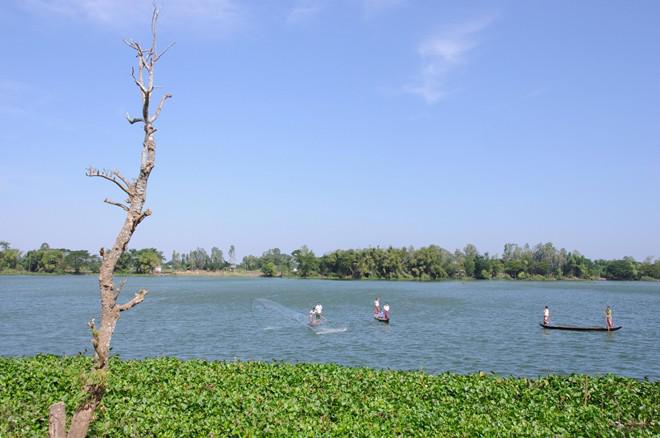Búng bình thiên còn có tên gọi khác là hồ nước trời. Vào mùa nuớc nổi, búng bình thiên lãng mạn và thơ mộng với những chiếc thuyền ẩn hiện trong làn sương sớm hay ánh sáng nhập nhoạng hoàng hôn. Ảnh: Landolia.