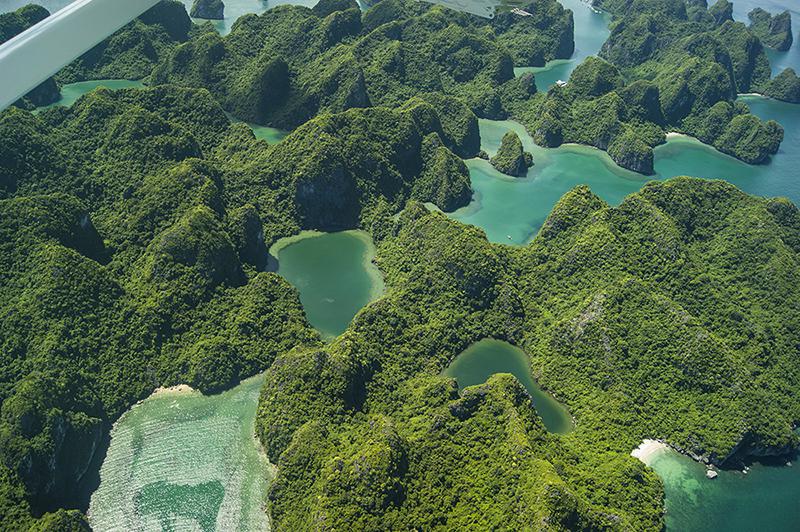 Vịnh Hạ Long tuyệt đẹp nhìn từ thủy phi cơ. Ảnh: seaplanes.vn