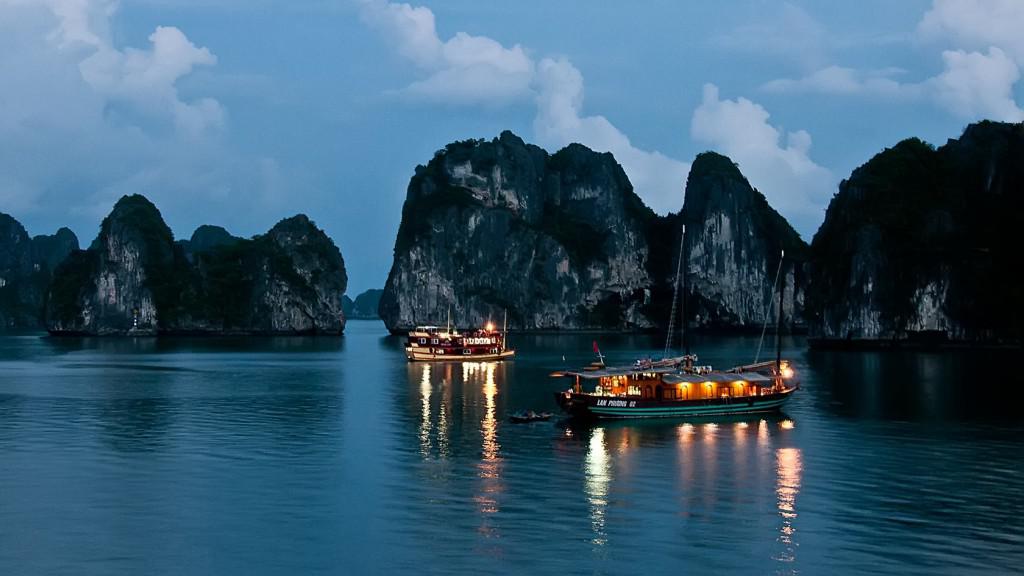 Ngủ đêm trên tàu khi du lịch, du khách sẽ có cơ hội ngắm cảnh biển về đêm đẹp lung linh. Ảnh: Letstravelsomewhere