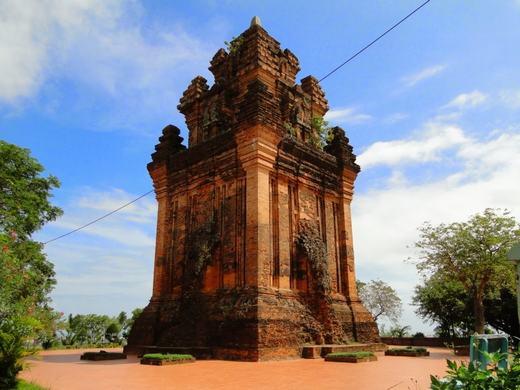 Nằm trên đỉnh núi Nhạn, Tháp Nhạn cao 22m là nơi lưu giữ lại công trình kiến trúc của người Chăm. Có kiến trúc bình đồ vuông, với chiều cao gần 24m, Tháp Nhạn bao gồm 3 phần chính đó là phần đế, thân và mái cùng những nét hoa văn cổ kính độc đáo gồm tất cả 4 tầng thu nhỏ dần khi lên cao đặc trưng của thời kì cuối thế kỉ 11. (Ảnh: Internet)