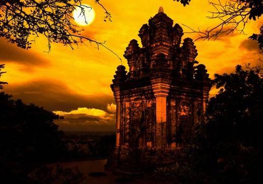 Nằm ở độ cao hơn 60m so với mực nước biển, đứng ở tháp Nhạn có thể quan sát thành phố Tuy Hòa cùng với những đồng lúa chen với tòa nhà cùng với sông Đà bao quanh. (Ảnh: Internet)
