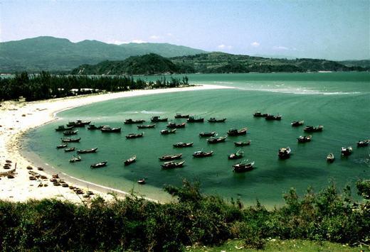 Nhắc đến Phú Yên, không thể không nhắc đến Vịnh Xuân Đài. Từ trên đỉnh dốc Găng, du khách sẽ được chiêm ngưỡng bức tranh sơn thủy hữu tình với rừng dừa bạt ngàn, núi non hùng vĩ bao bọc lấy một vùng nước non trong xanh của vịnh Xuân Đài. (Ảnh: Internet)