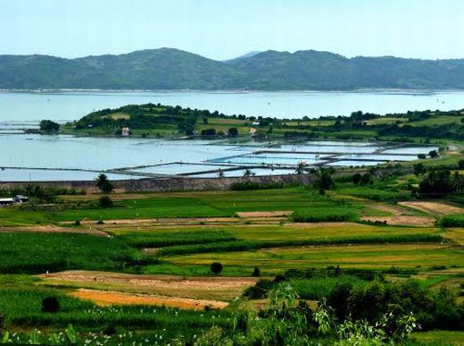 Nằm dưới chân đèo Quán Cau, quốc lộ 1A, đầm Ô Loan nhìn dưới hình ảnh của phượng hoàng tung cánh bay về nơi bình yên của bầu trời. (Ảnh: Internet)