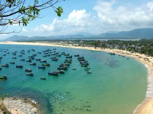 Từ Sài Gòn, có thể đến Phú Yên - Tuy Hòa bằng nhiều cách: hàng không, đường sắt, đường bộ. Đặc biệt, sân bay Tuy Hòa là sân bay nằm ven biển, nên khi máy bay chuẩn bị hạ cánh, các bạn có thể ngắm nhìn toàn cảnh khu vực sân bay tới cửa sông Đà Nông và tận khu vực trung tâm thành phố. Nếu di chuyển bằng tàu hỏa, bạn mất khoảng 10 tiếng. (Ảnh: Internet)