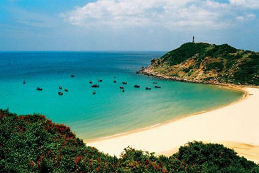 Phú Yên có hệ thống cảnh quan thiên nhiên khá đa dạng, đầy đủ với núi, cao nguyên, đồng bằng châu thổ, sông, hồ, đầm, vịnh, hải đảo... Một số danh thắng tiêu biểu là Gành Đá Dĩa, Đầm Ô Loan, núi Đá Bia, vịnh Xuân Đài, di tích lịch sử cấp quốc gia như vũng Rô, núi Nhạn - sông Đà... (Ảnh: Internet)
