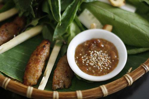 Nước tương được rắc thêm chút vừng hoặc lạc ăn rất thơm, ngậy. Ảnh: diachianuong.