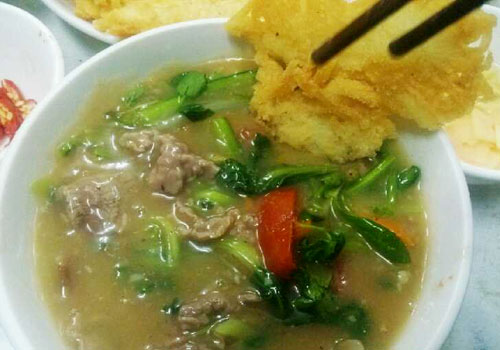 Phở rán ăn kèm nước sốt thịt bò, có thêm chút rau cho đỡ ngán. Ảnh: Khánh Huyền.