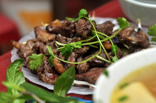 Chả ngan nướng với màu cánh gián bắt mắt, không bị khô. Ảnh: Ng.Linh.