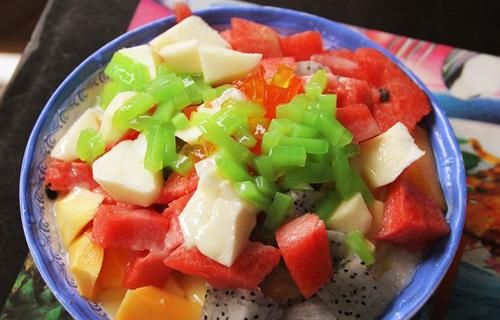 <strong>Pingpang hoa quả: </strong> Món này làm từ đá xay nhuyễn, sữa đặc có đường, pudding và nhiều loại hoa quả như kiwi, dâu tây, dứa, thanh long … Một phần có giá từ 25.000 đồng và có thể đến đường Quang Trung, Hà Đông để thưởng thức. Ảnh: Foody.