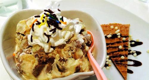 <strong>Kem trộn: </strong> Kem có nhiều vị để bạn chọn như trà xanh, chocolate, việt quất, chanh dây. Tùy sở thích, bạn có thể trộn 2 - 3 vị kem khác nhau. Giá trung bình một bát khoảng 40.000 đồng. Địa chỉ gợi ý là hàng kem trên đường Phan Chu Trinh. Ảnh: Foody.