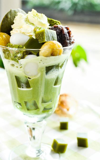 <strong>Match Parfait: </strong> Đây là món có thành phần gồm thạch trà xanh, kem tươi và kem trà xanh. Nhiều nơi còn kết hợp thêm kem tươi phía trên khiến cho món có vị ngọt dễ chịu. Địa chỉ có món này ngon là Hàng Mành với giá trung bình 30.000 đồng. Ảnh: Foody.