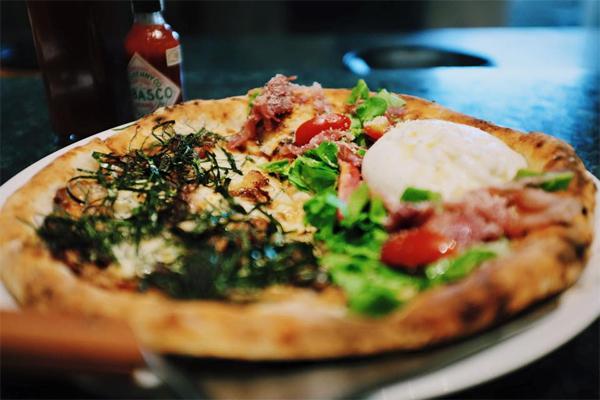 Ở Pizza 4P's, bạn có thể order chiếc bánh có hai nửa nhân riêng biệt. Ảnh: Nguyễn Huy Khánh