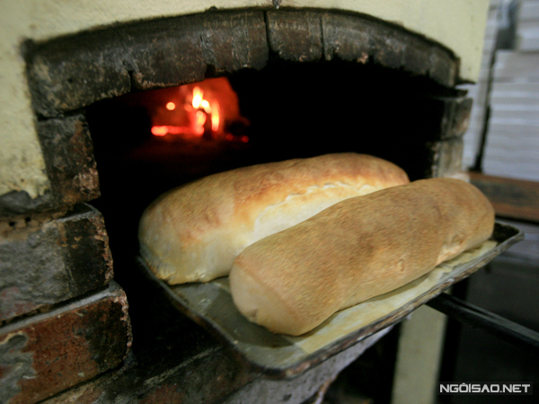 Bánh mỳ nướng trong lò gạch ở Da Paolo. Ảnh: Lê Bích