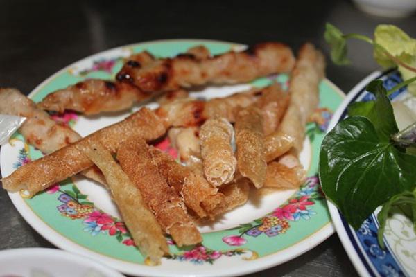 Nem nướng có giá 40.000 đồng/suất.