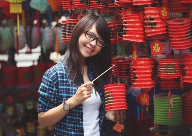Những phố đèn lồng được trang hoàng rực rỡ luôn thu hút giới trẻ.