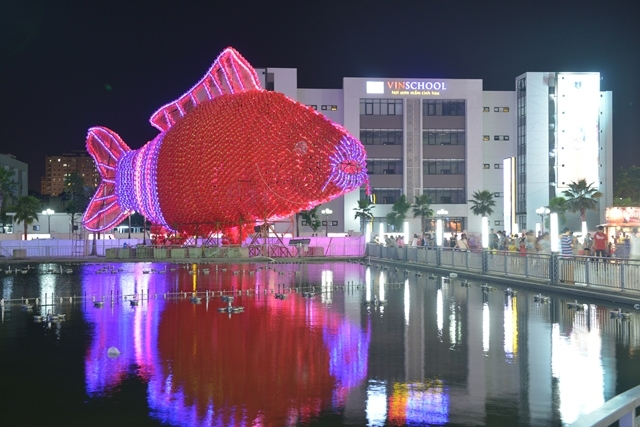Đèn lồng cá chép rực rỡ tại Times City.