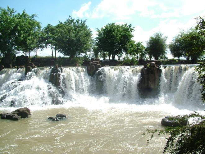 Đông Nam bộ: Du lịch của miền Đông nổi bật các tên như Đồng Nai, Bình Dương, Bình Phước. Mỗi tỉnh có những điểm đến đặc trưng và được đầu tư cơ sở hạ tầng khác nhau. Tuy nhiên, đều gặp nhau ở loại hình du lịch khám phá hơn là nghỉ dưỡng. Ảnh: Tuethien/KDL thác Giang Điền.