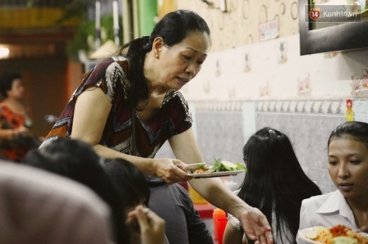 Chủ quán 47 là cô Nguyễn Thị Nghĩa, 53 tuổi, thường được gọi là cô Mười. (Nguồn: Tri Thức Trẻ)