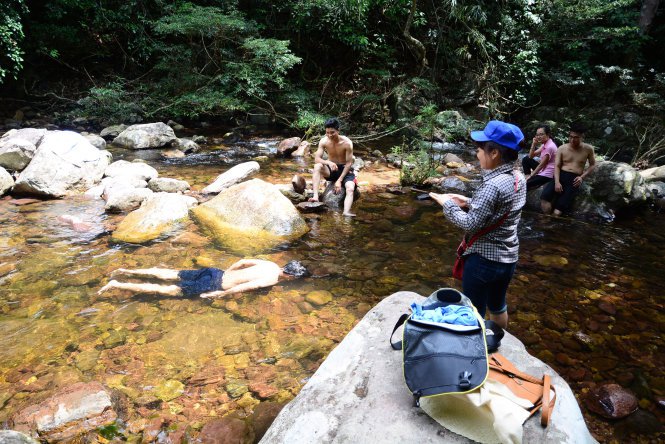 Khách đến An Lạc thích hòa mình vào dòng suối mát lạnh trong khu rừng nguyên sinh
