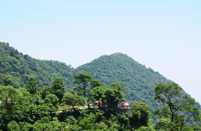 Nằm trên cao độ gần 1.000m so với mặt nước biển, Tam Đảo được coi là điểm nghỉ dưỡng tuyệt vời, thiên nhiên 4 mùa trong ngày, với khí hậu trong lành và mát mẻ.