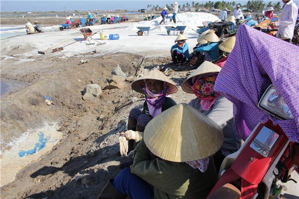 Công việc gian khổ là vậy, nhưng chúng tôi vẫn bắt gặp được những nụ cười hồn hậu từ các chị.