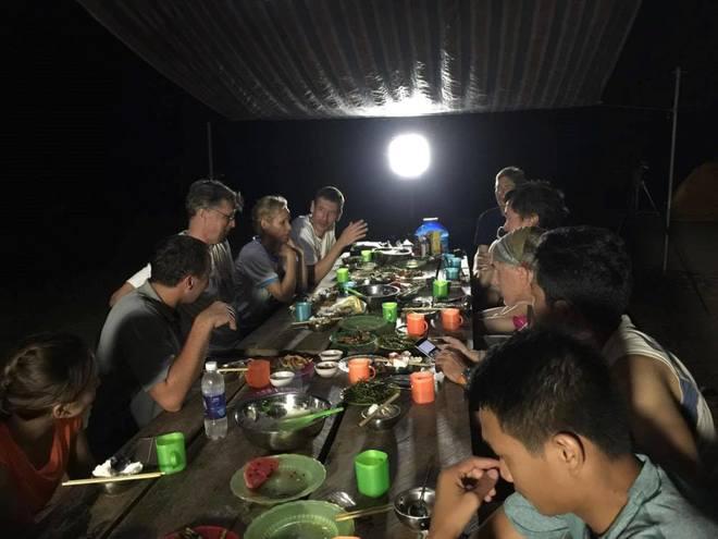 Thường mỗi bữa đầu bếp sẽ mất khoảng 2 tiếng chuẩn bị. Thực đơn món ăn phong phú nhưng BBQ thịt gà hoặc heo chấm với muối cheo là món đặc sản địa phương được mọi người mong chờ nhất.