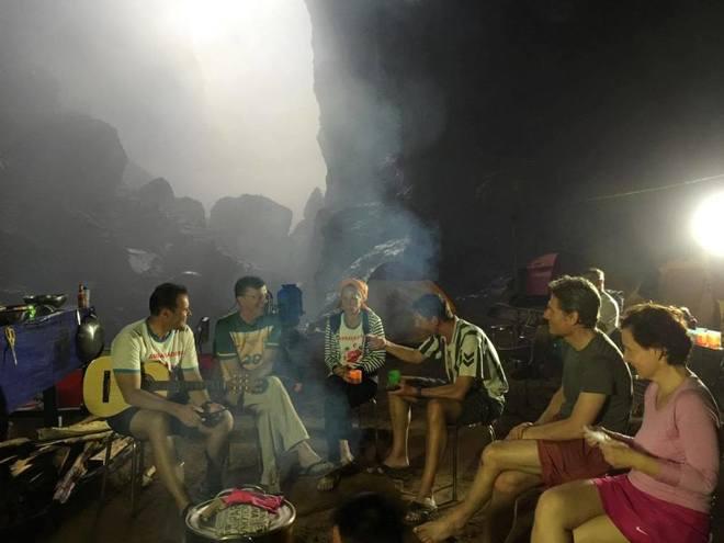 Vào các buổi tối, du khách thường chơi cờ cùng porter, đàn hát, trò chuyện với nhau....